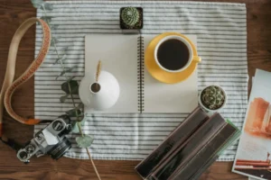 Tasse de thé sur une table avec divers objects décoratifs.