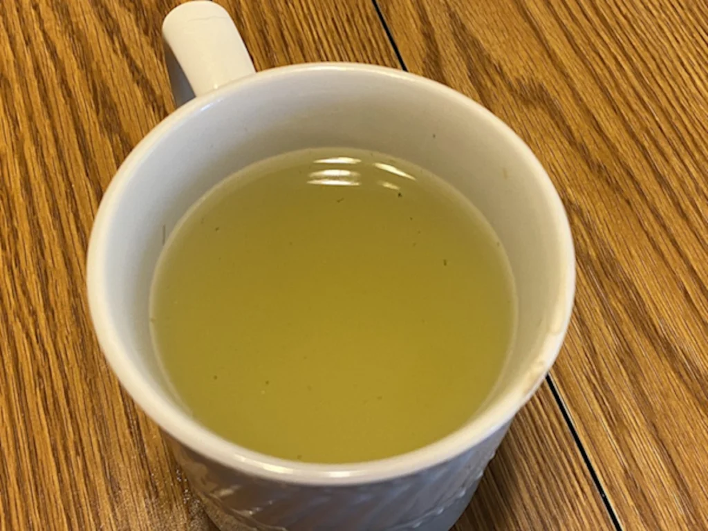 La couleur jaune/vert pâle du gyokuro infusé. 