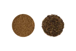 Poudre de thé hojicha et feuilles de thé hojicha.