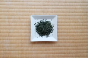 Thé gyokuro sur une assiette blanche.